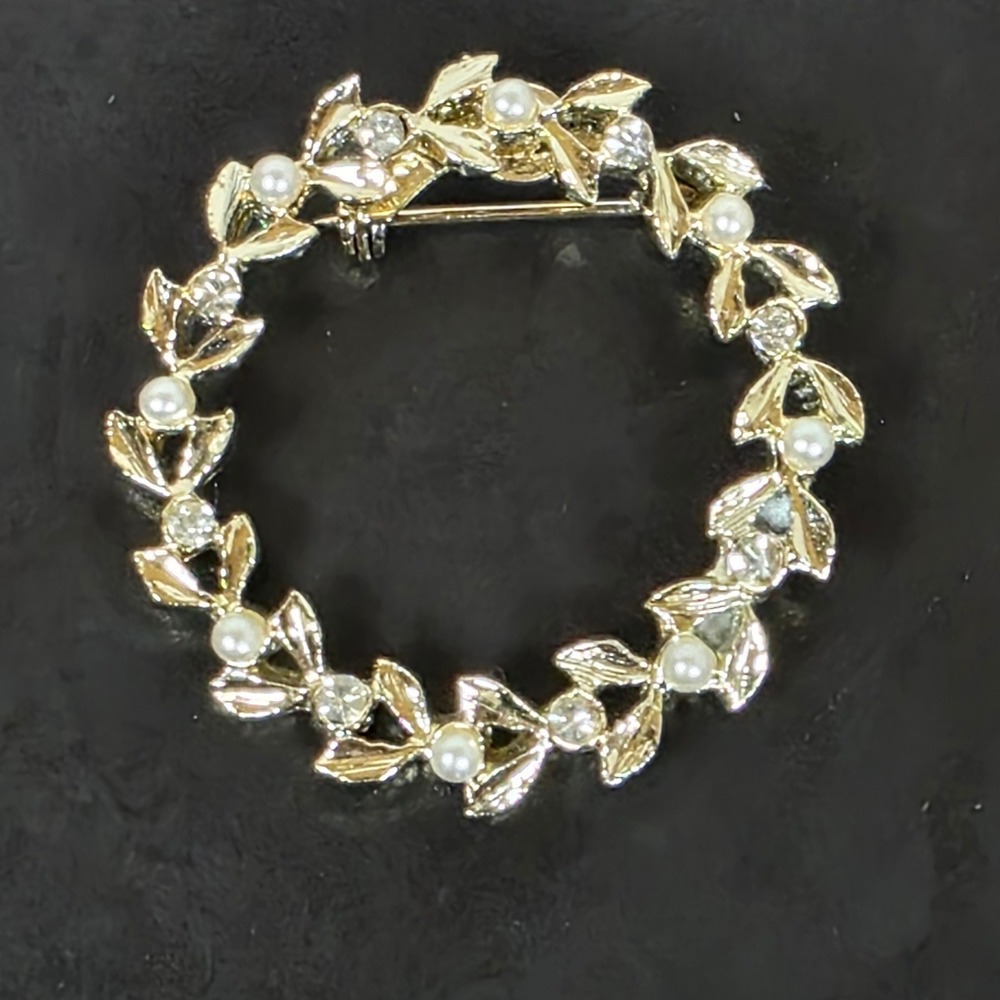 Gerrys Vintage Gold Tone Wreath Brooch Faux‎ Pearl Rhinestone Leaf Circle Pin